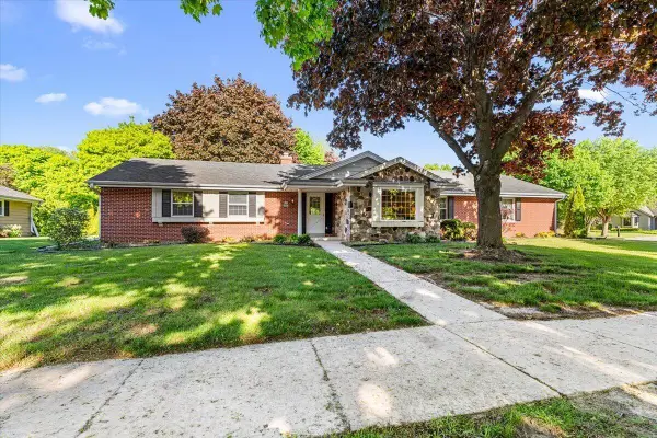 W71N980 Harrison Ave, Cedarburg, WI 53012