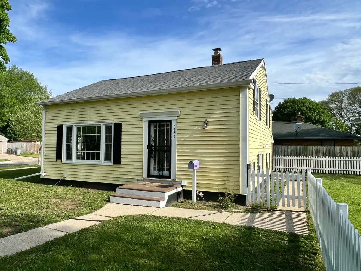 7232 W Fairmount Ave, Milwaukee, WI 53218 - #1