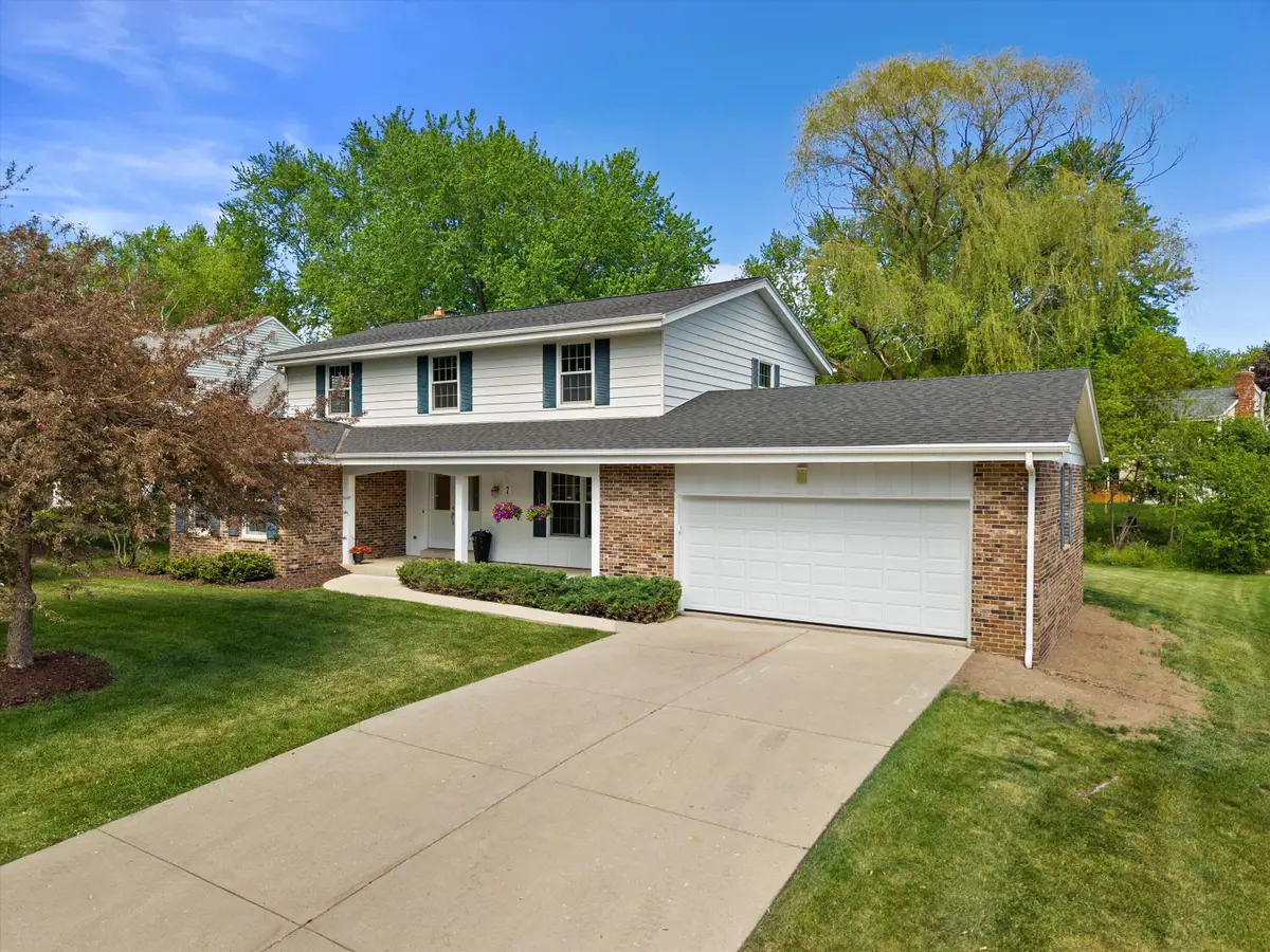 10312 N Versailles Ct, Mequon, WI 53092 - #1