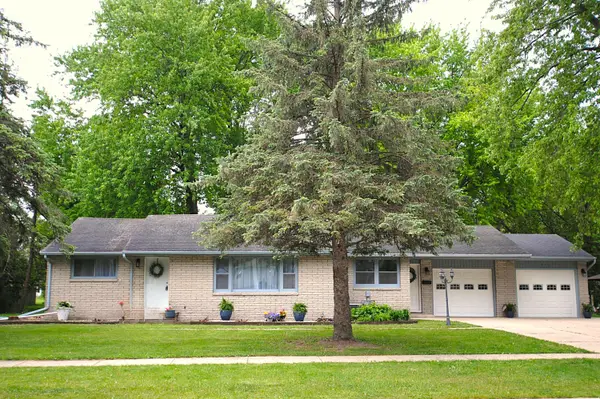 417 W Geneva St, Elkhorn, WI 53121