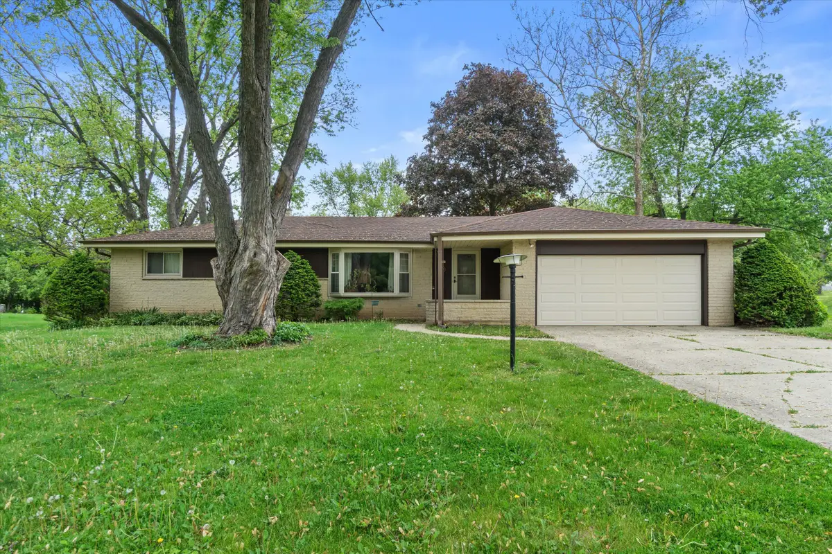 3210 S Ventura Dr, New Berlin, WI 53151 - #1
