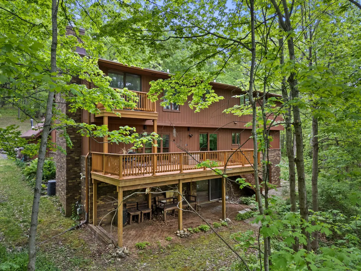 S87W28270 Lookout Ln, Mukwonago, WI 53149 - #1