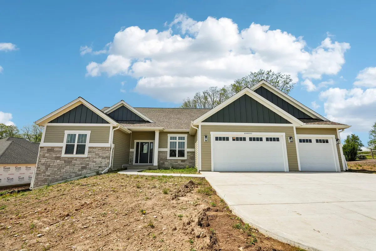 W254N5593 Crescent Hill Dr, Sussex, WI 53089 - #1