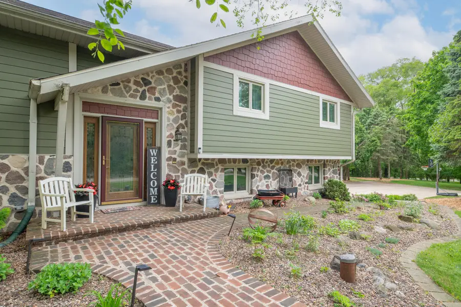 N29W29951 Shel-mar Dr, Pewaukee, WI 53072 - #2