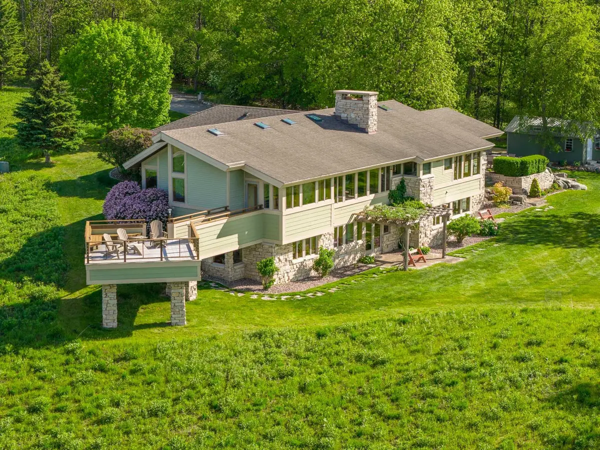 N4898 Arrowhead Trl, Hubbard, WI 53039 - #1