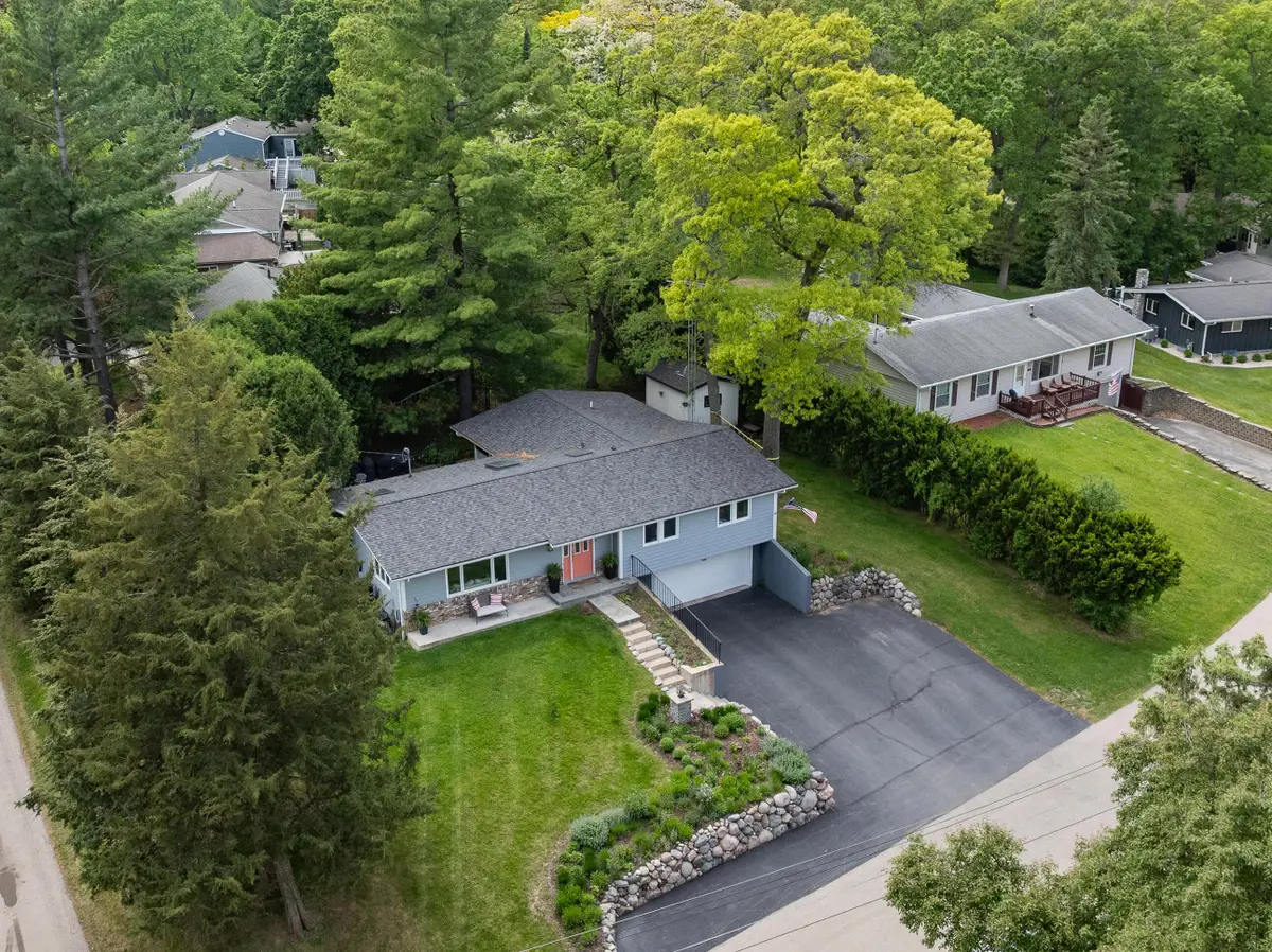860 Trails End Dr, Fontana, WI 53125 - #1