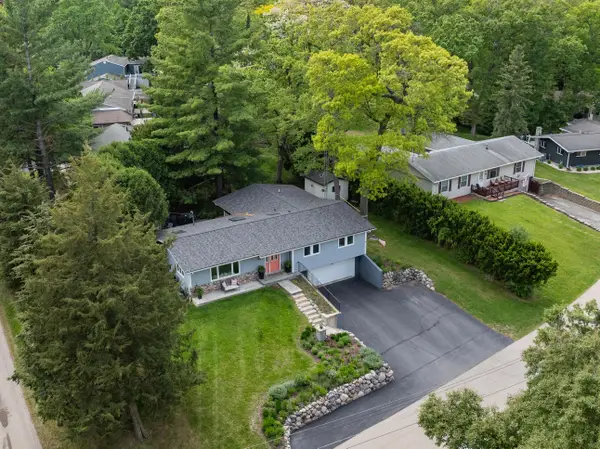 860 Trails End Dr, Fontana, WI 53125