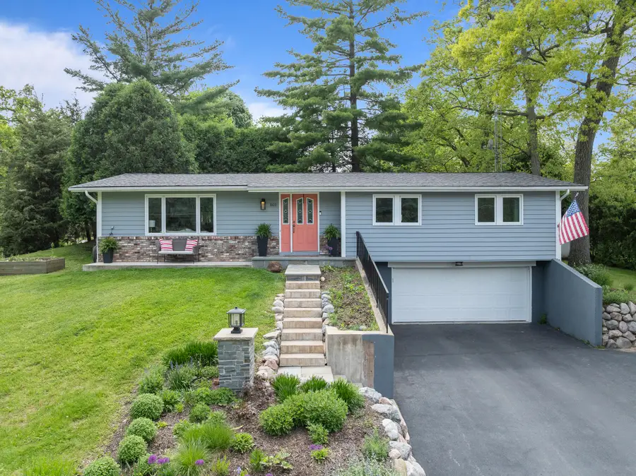 860 Trails End Dr, Fontana, WI 53125 - #2