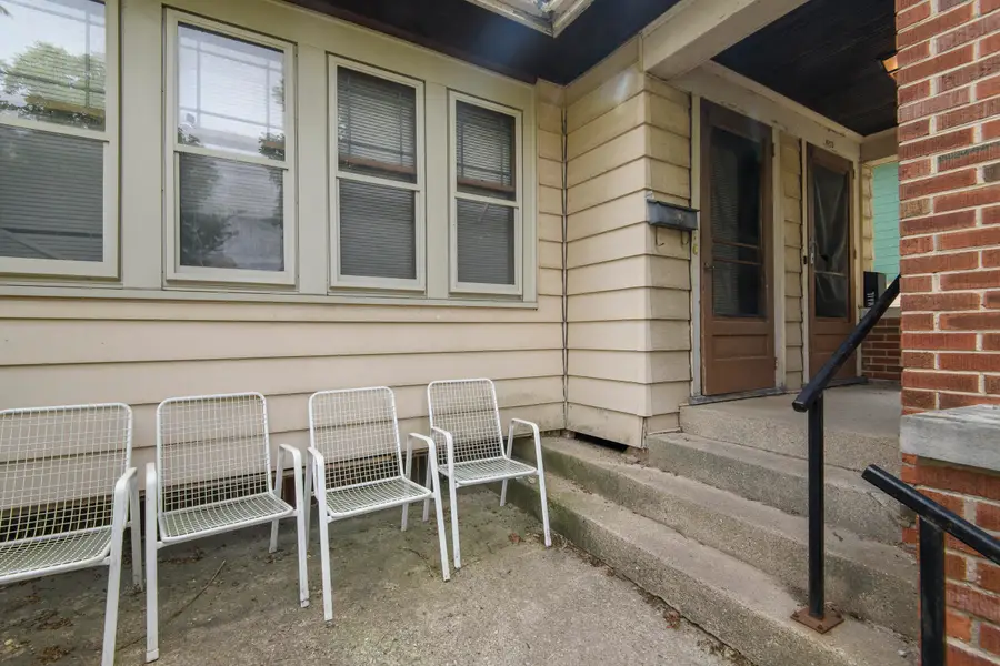 6221 W Lloyd St, Wauwatosa, WI 53213 - #2
