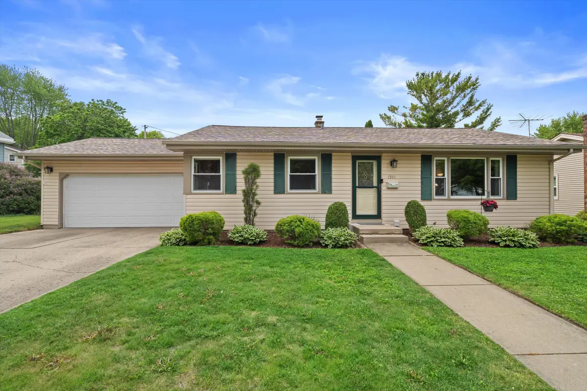 1971 Cascade Dr, Waukesha, WI 53188 - #1