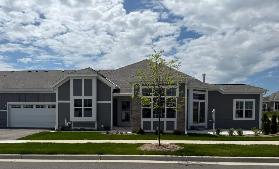 868 S Verona Cir, Grafton, WI 53024 - #2