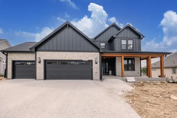 N66W21485 Sagebrush Dr, Menomonee Falls, WI 53051