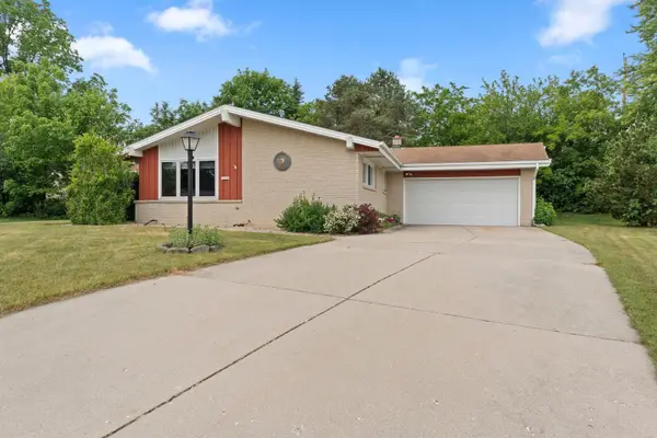 13955 W Forest Knoll Ct, New Berlin, WI 53151