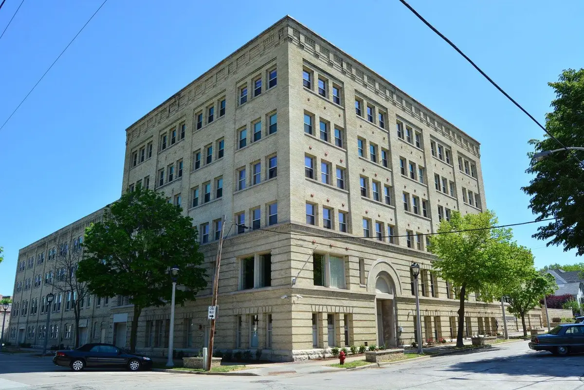 904 E Pearson St, Milwaukee, WI 53202 - #1