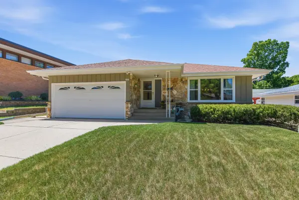 2433 S 93rd St, West Allis, WI 53227