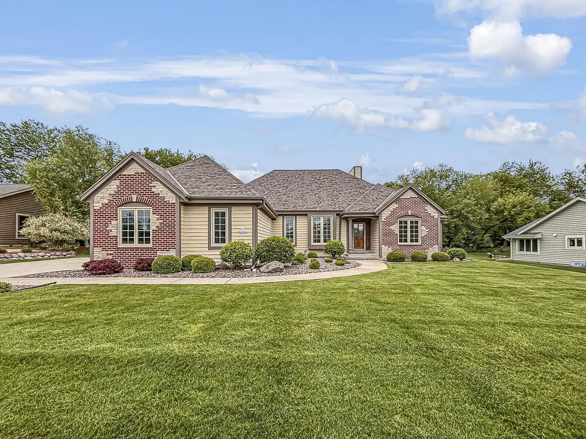 N22W26746 Shooting Star Rd, Pewaukee, WI 53072 - #1
