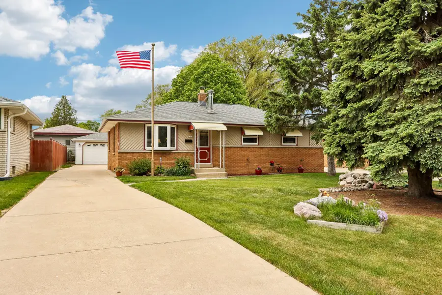 4369 S Nicholson Ave, Saint Francis, WI 53235 - #2