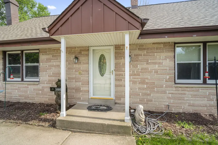 1666 Dellwood Ct, Grafton, WI 53024 - #2