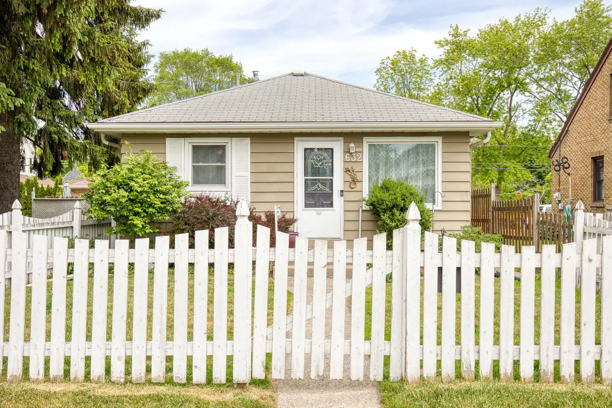 632 Park Ave, South Milwaukee, WI 53172 - #1