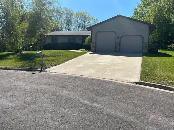 201 Pauquette Dr, Poynette, WI 53955