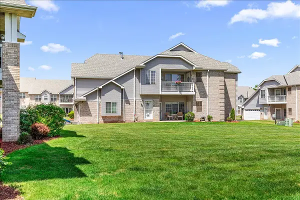 6924 S Rolling Meadows Ct, Oak Creek, WI 53154