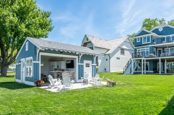 W267N2937 Peterson Dr, Pewaukee, WI 53072