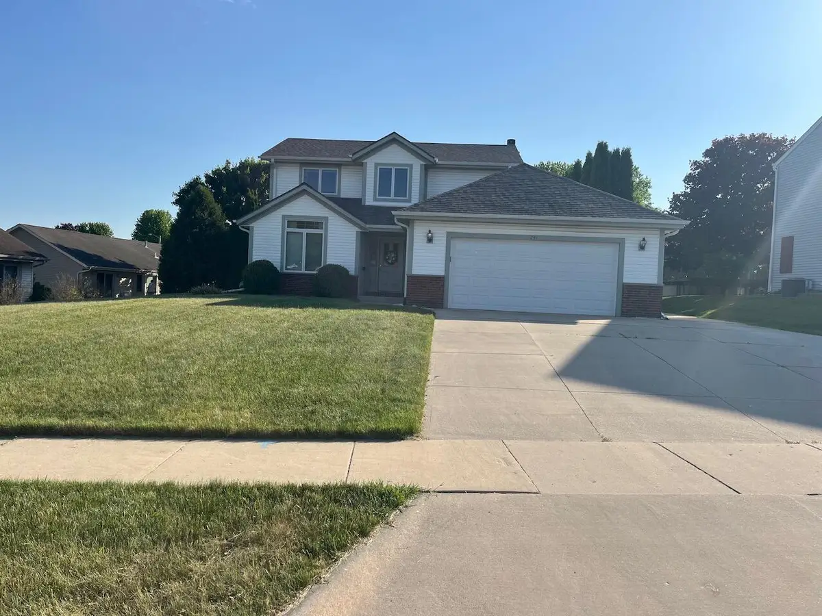 241 Quail Cir, West Bend, WI 53095 - #1