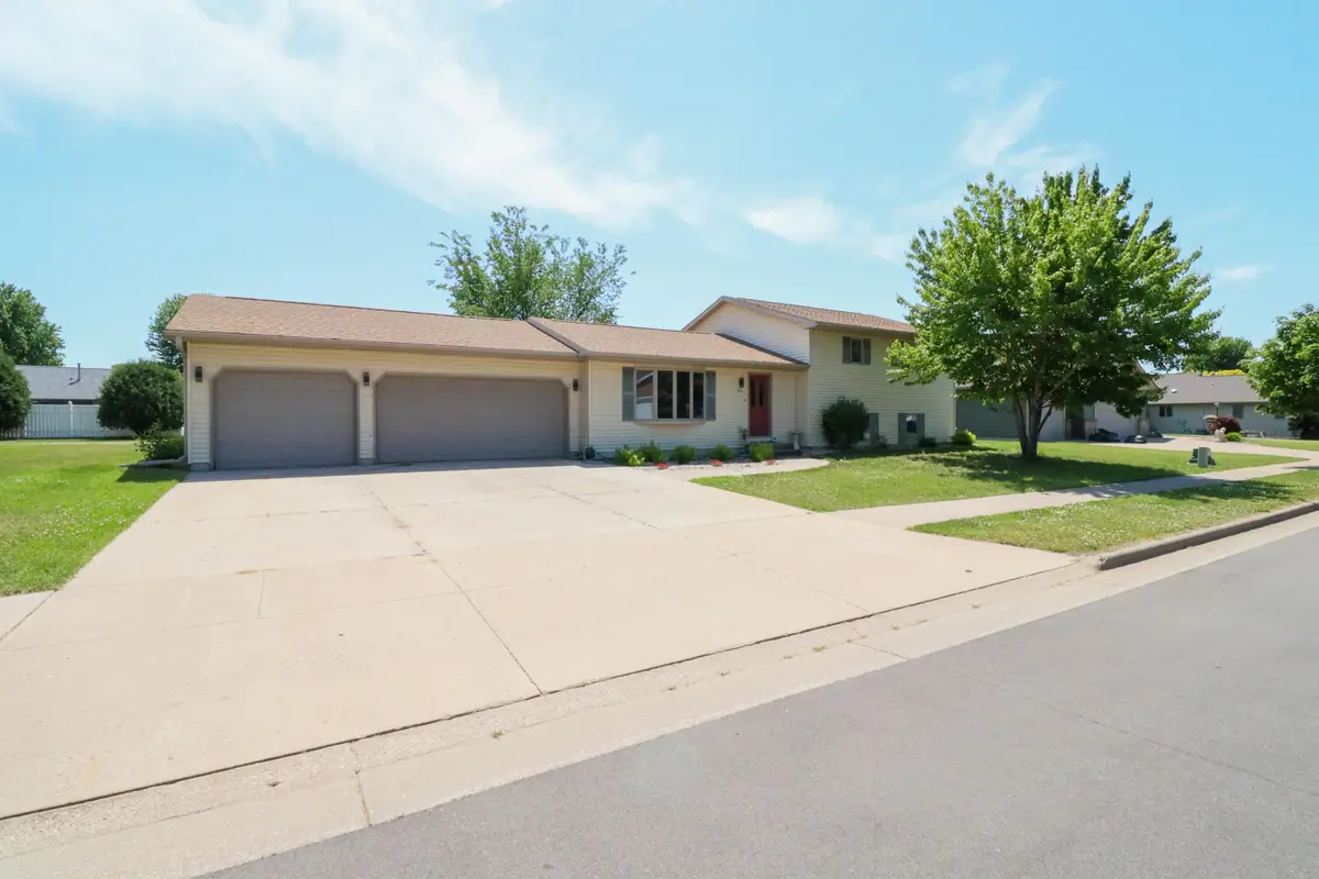 912 Packer Dr, Holmen, WI 54636 - #1