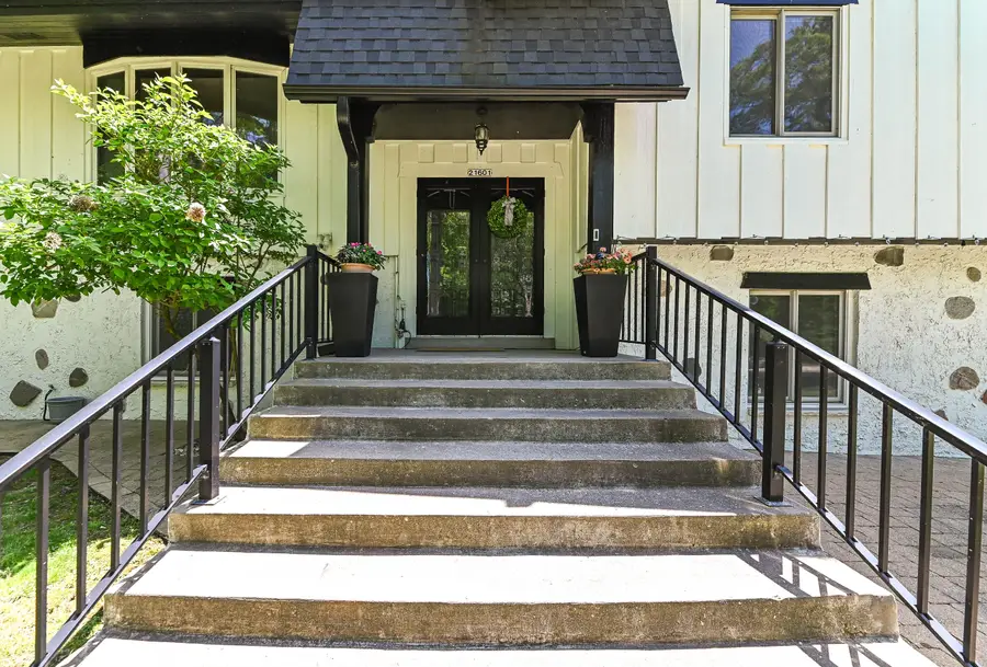 21601 W Lochinvar Ln, New Berlin, WI 53146 - #2