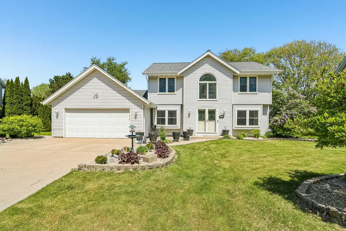 700 E Hobby Ln, Oak Creek, WI 53154 - #1