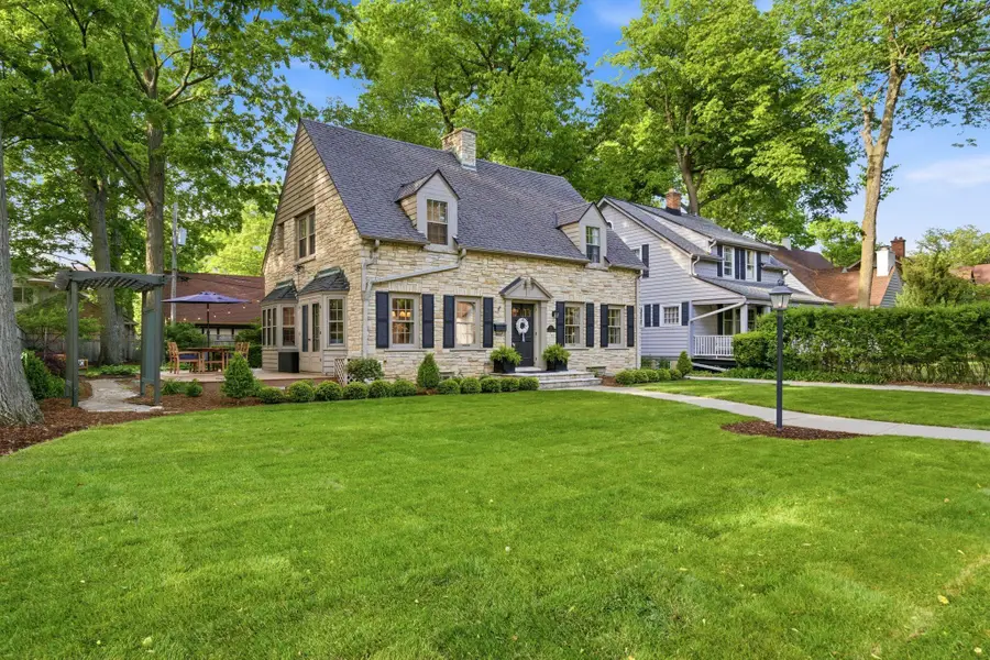 712 E Lexington Blvd, Whitefish Bay, WI 53217 - #2