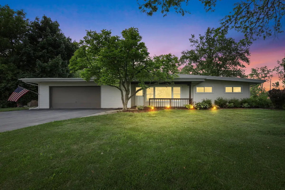 11300 Parkview Ln, Hales Corners, WI 53130 - #1