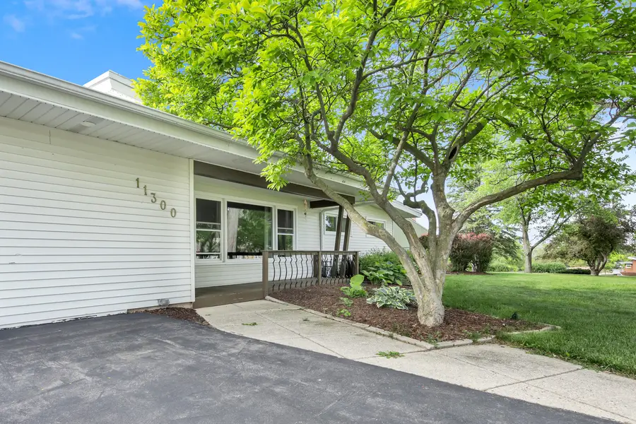 11300 Parkview Ln, Hales Corners, WI 53130 - #2