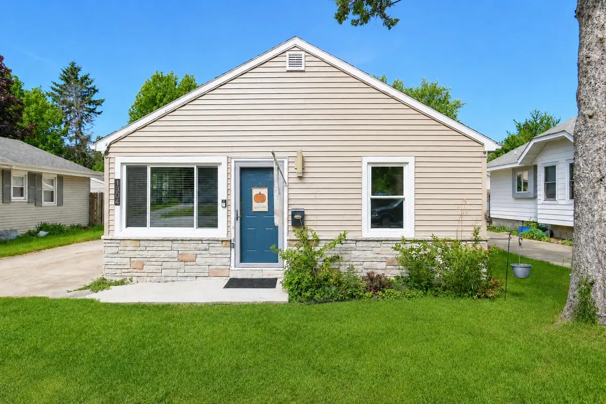 1304 N Grandview Blvd, Waukesha, WI 53188 - #1