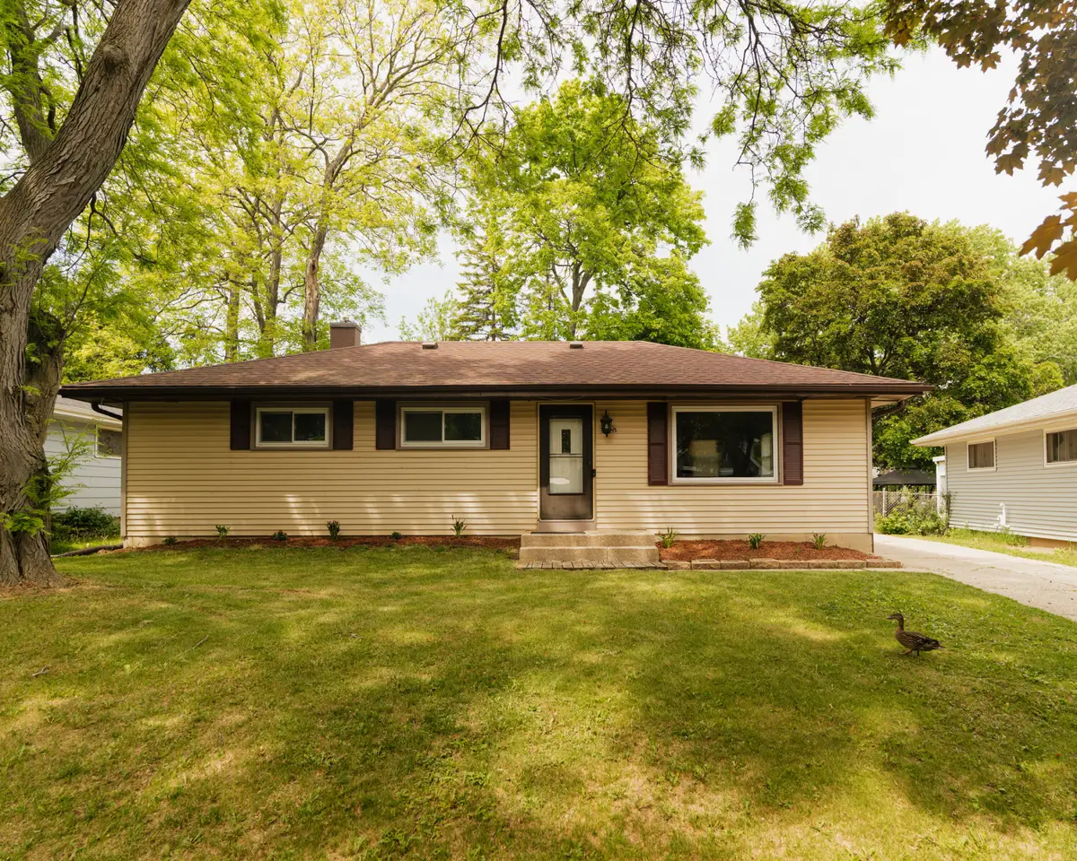 3820 W Iona Ter, Milwaukee, WI 53221 - #1