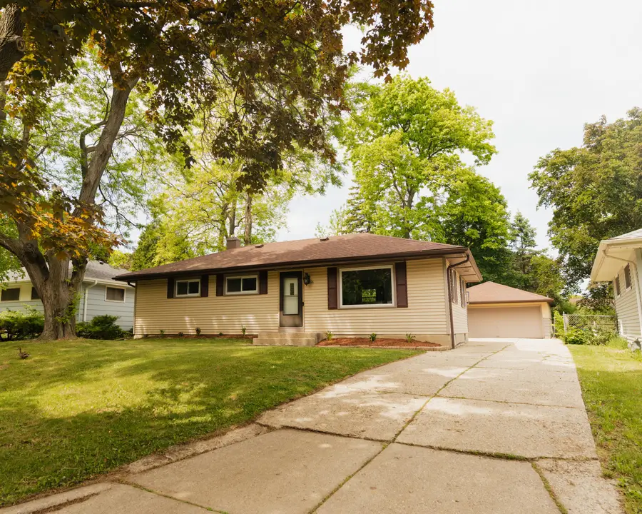 3820 W Iona Ter, Milwaukee, WI 53221 - #2