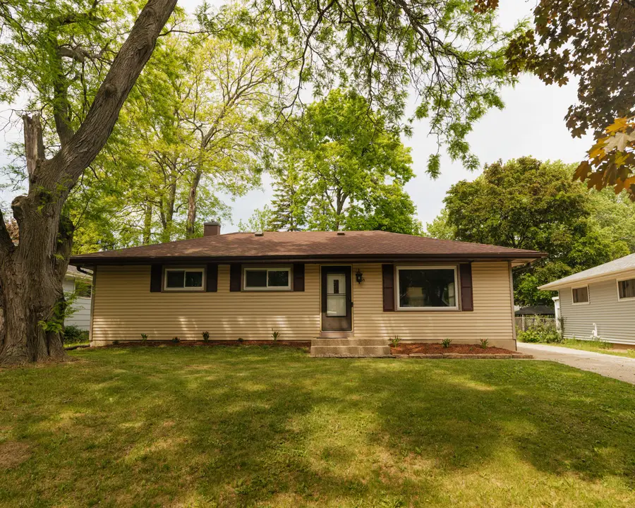3820 W Iona Ter, Milwaukee, WI 53221 - #3