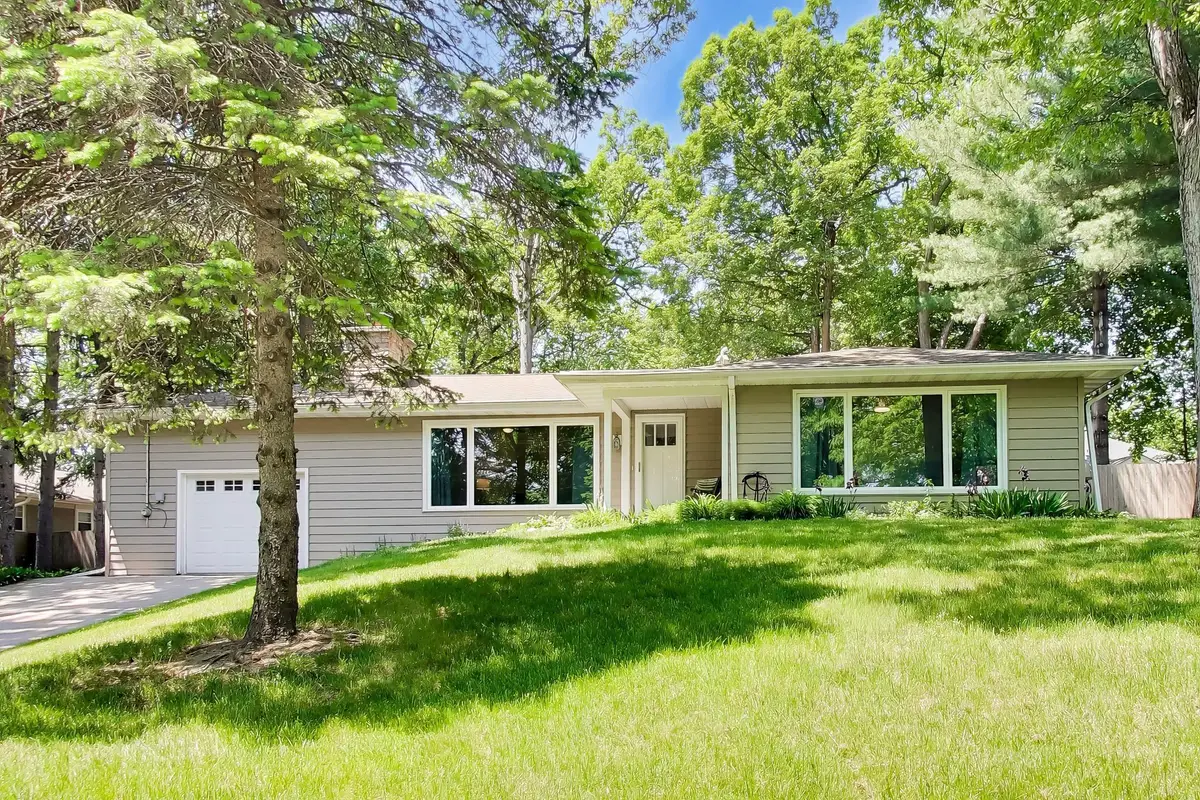 1030 Jenkins Dr, Fontana, WI 53125 - #1