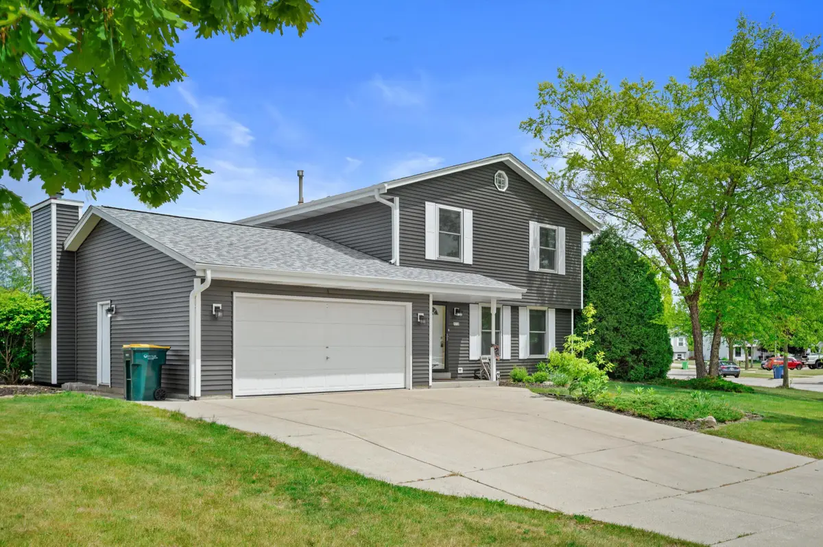8730 S Fieldpointe Dr, Oak Creek, WI 53154 - #1