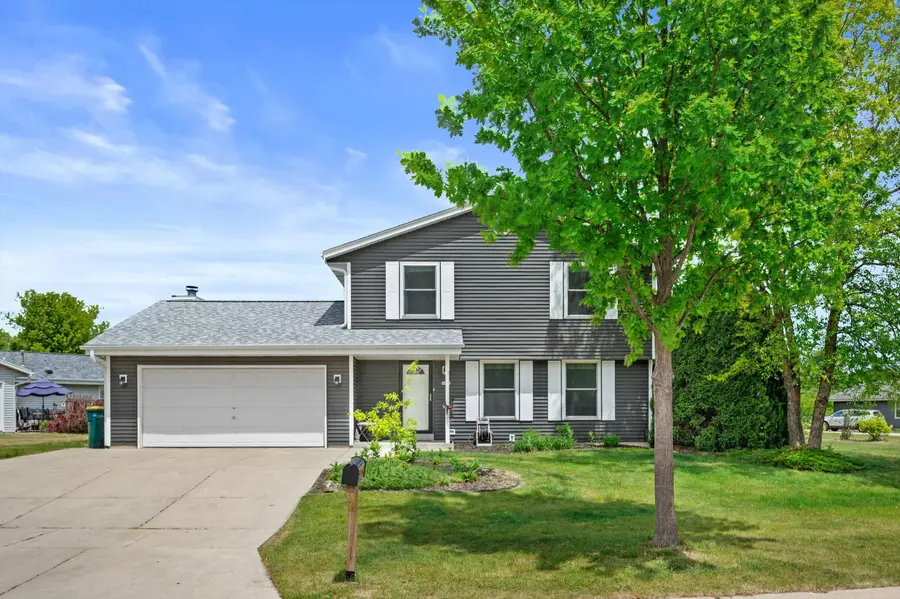 8730 S Fieldpointe Dr, Oak Creek, WI 53154 - #2