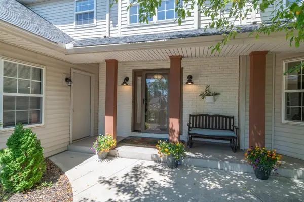 412 E Red Pine Cir, Dousman, WI 53118