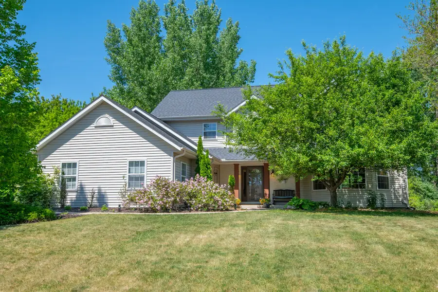 412 E Red Pine Cir, Dousman, WI 53118 - #2