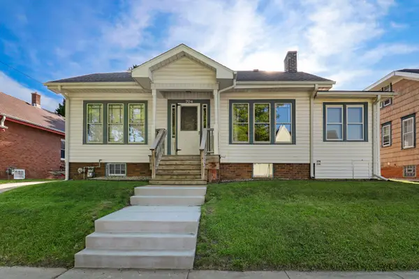 704 Monroe Ave, Racine, WI 53405