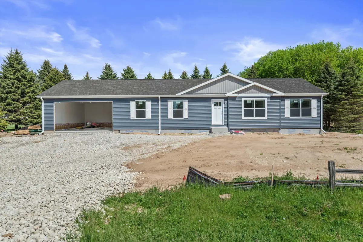 6910 Shady Lane Rd, West Bend, WI 53090 - #1