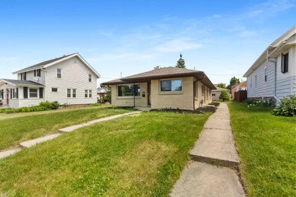 2122 S 86th St, West Allis, WI 53227