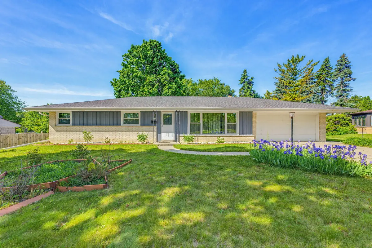 6025 S 22nd St, Milwaukee, WI 53221 - #1
