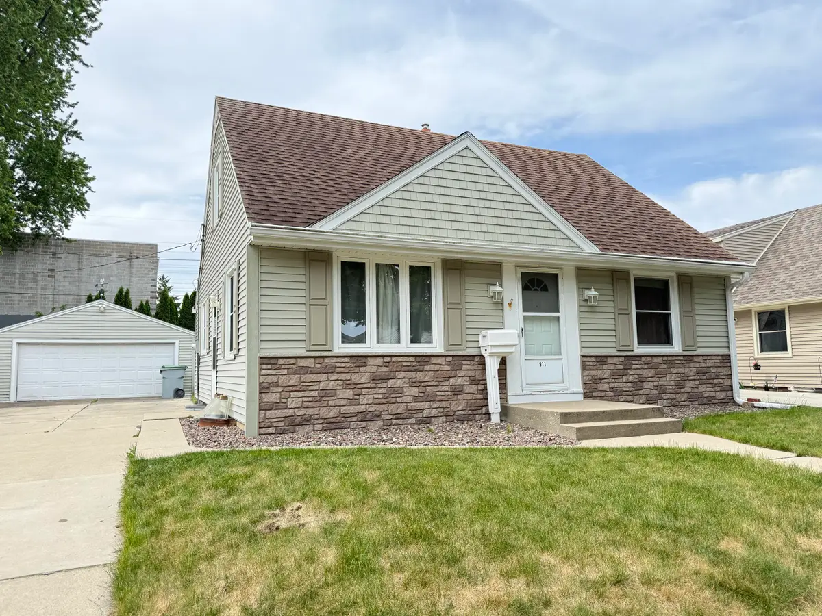 911 E Norwich St, Milwaukee, WI 53207 - #1