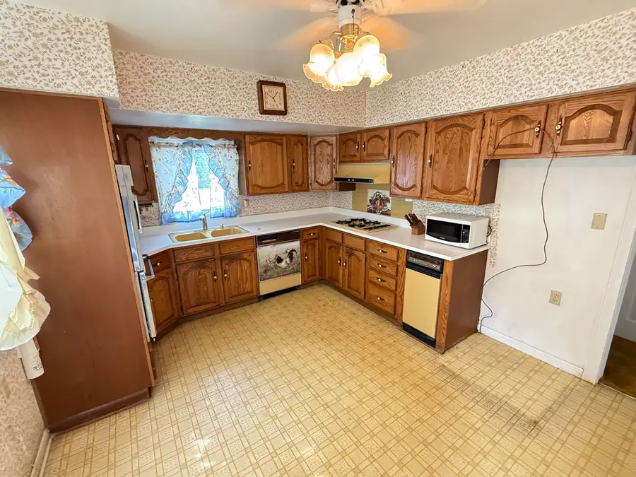 911 E Norwich St, Milwaukee, WI 53207 - #3