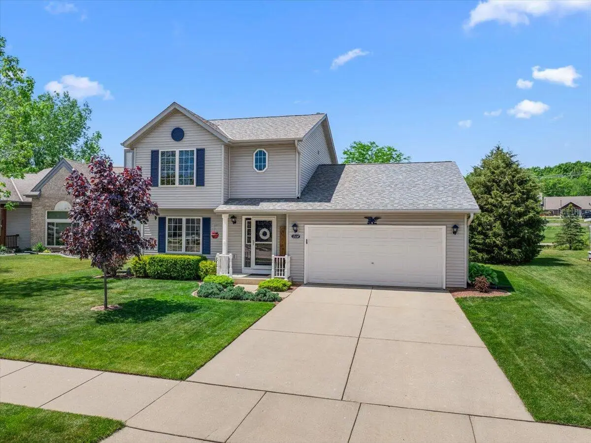 1514 Ravine Forest Dr, West Bend, WI 53090 - #1