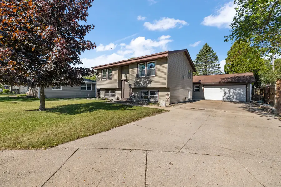 855 Lois Ct, Hartford, WI 53027 - #2